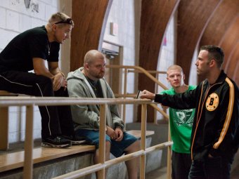 Стоп-кадр из фильма «Город воров». Стоп-кадр из фильма «Город воров».